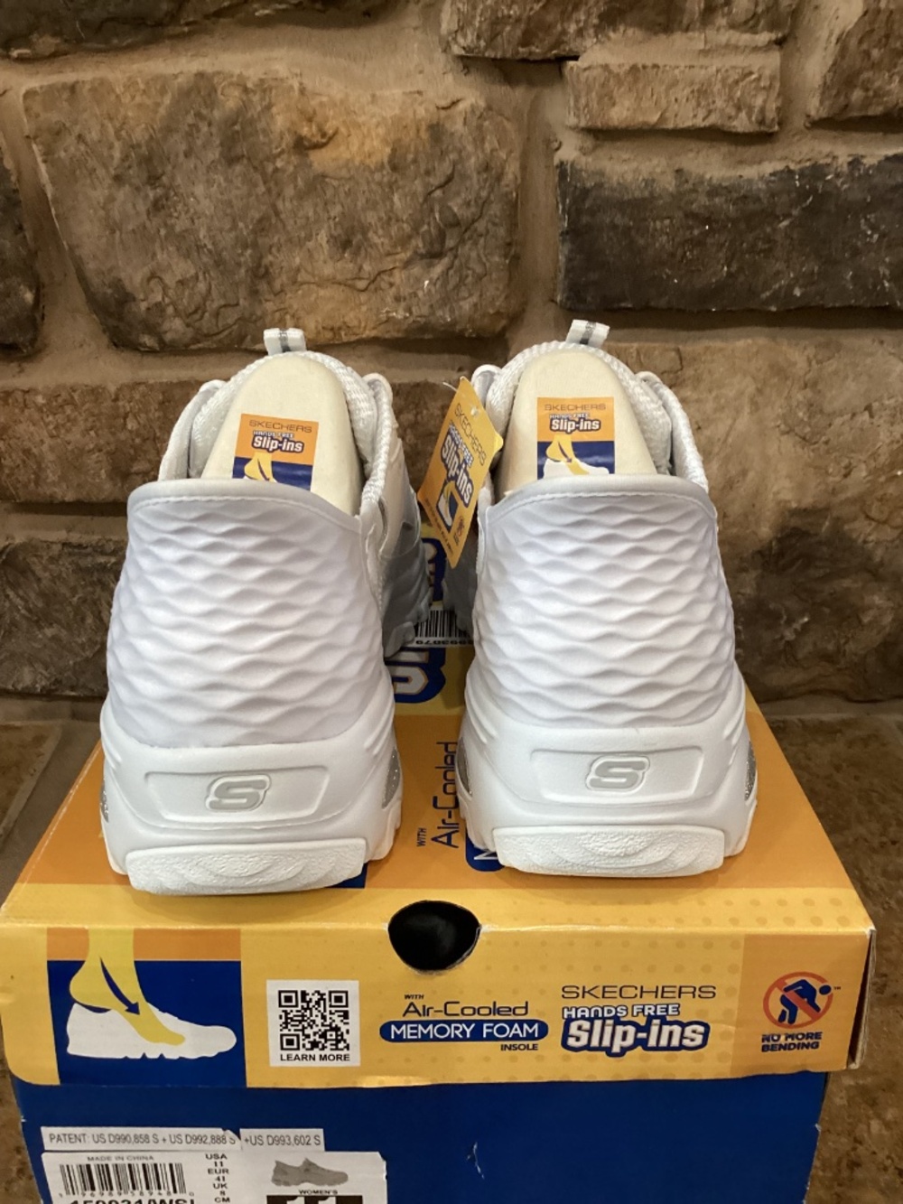 Skechers D'lites New Scene Womens Sneaker 11 White Silver Slip On Hands Free New - Picture 7 of 8
